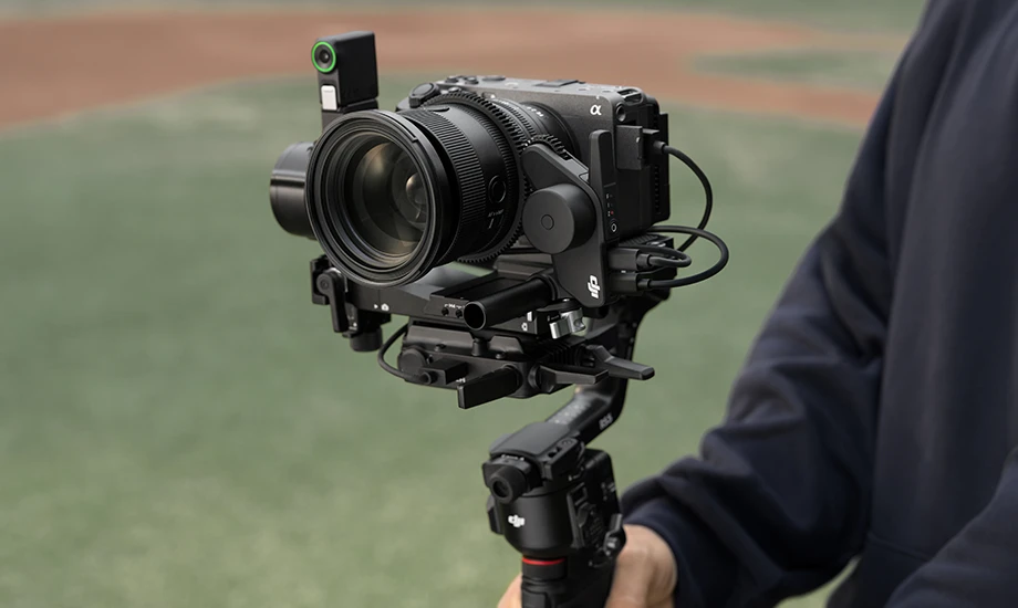 Підвіс DJI з камерою, встановленою на тлі футбольного поля