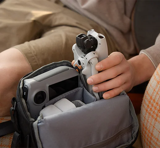 Widok na złożonego szarego drona DJI Lito X1 i kontroler umieszczone w dedykowanej torbie transportowej