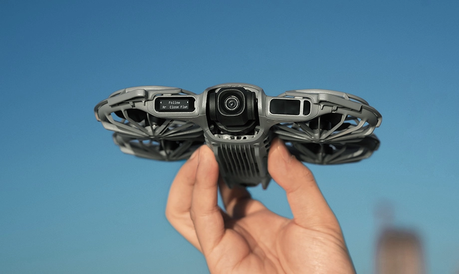 Крупний план ручного дрона на тлі неба