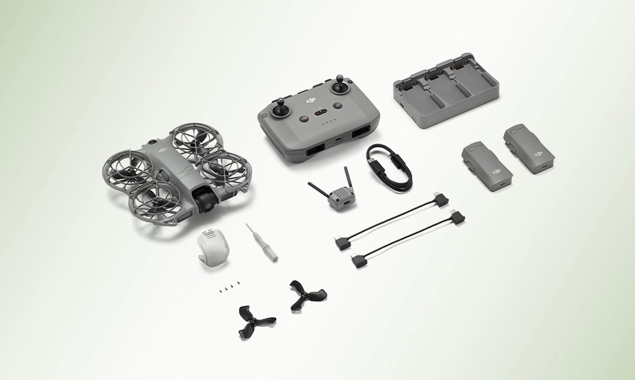 Вигляд дрона з аксесуарами, включаючи викрутку, пропелери, кабель, акумулятор та гвинти