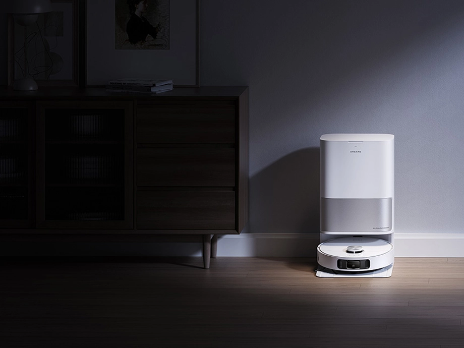 Робот на док-станции в темной комнате