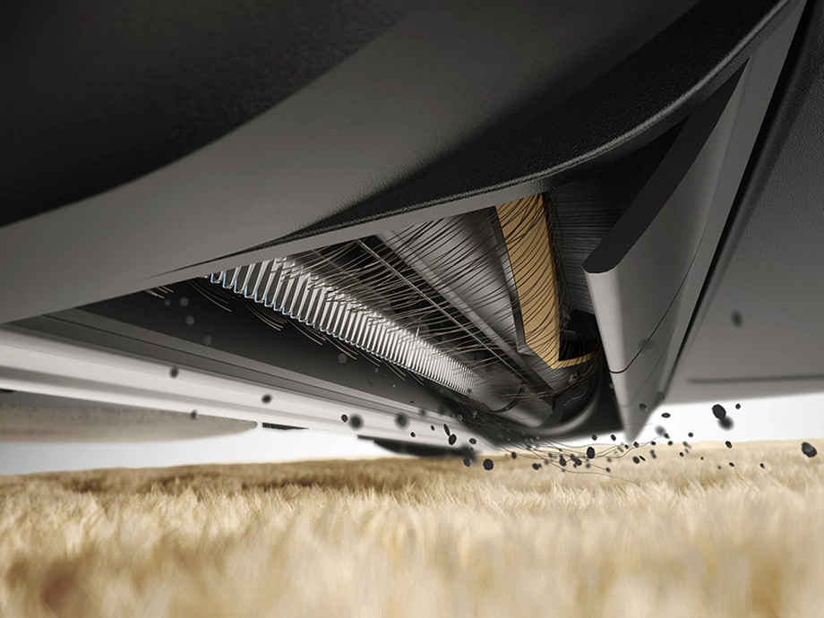 Крупный план робота-щетки, собирающего грязь с пола.