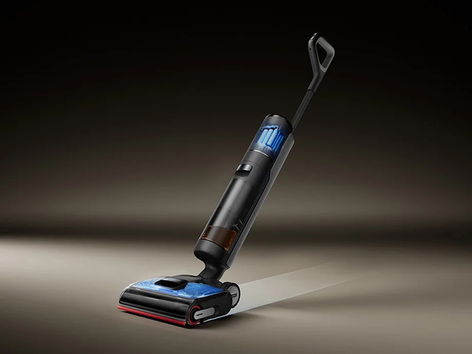 Вертикальний пилосос, розміщений у стоячому положенні на темному фоні