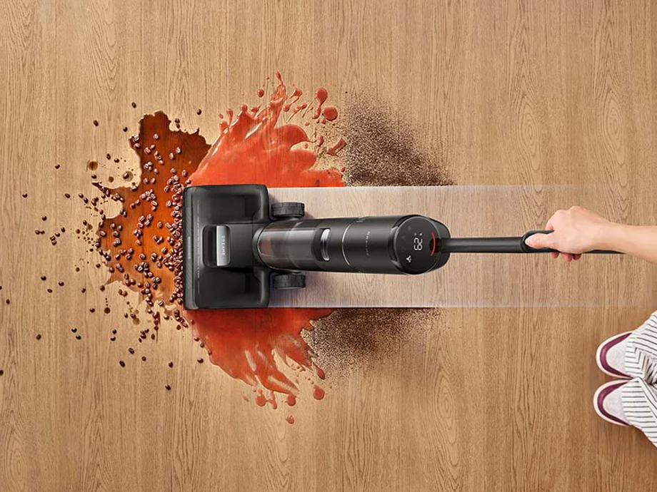 Очищення червоних плям та бруду на підлозі за допомогою вертикального пилососа