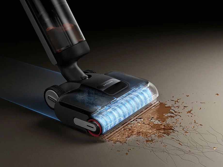 Пилосос із щіткою з синім підсвічуванням очищає підлогу від бруду