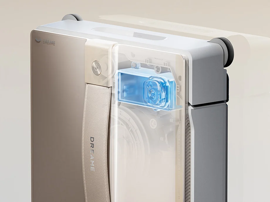 Крупний план прозорого корпусу пилососа, всередині якого видно синій резервуар.