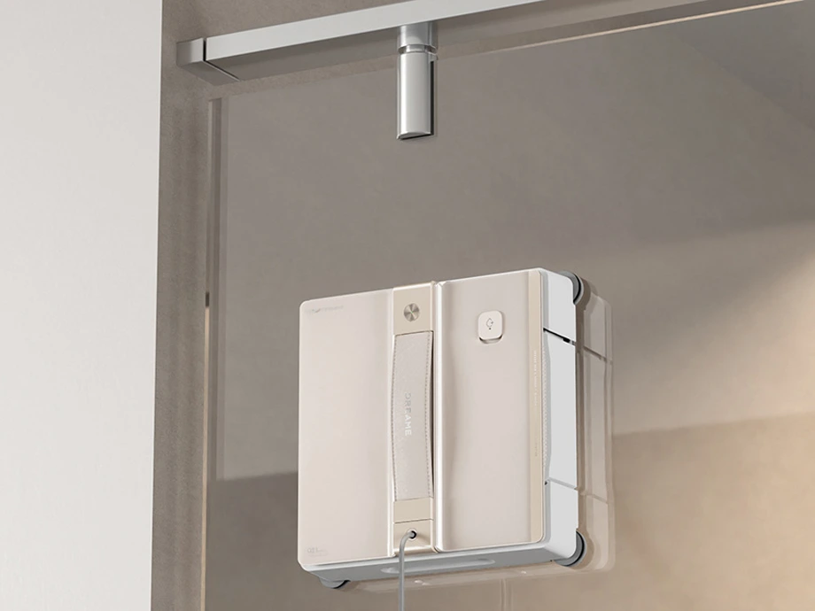 Робот для миття вікон працює на скляних дверях