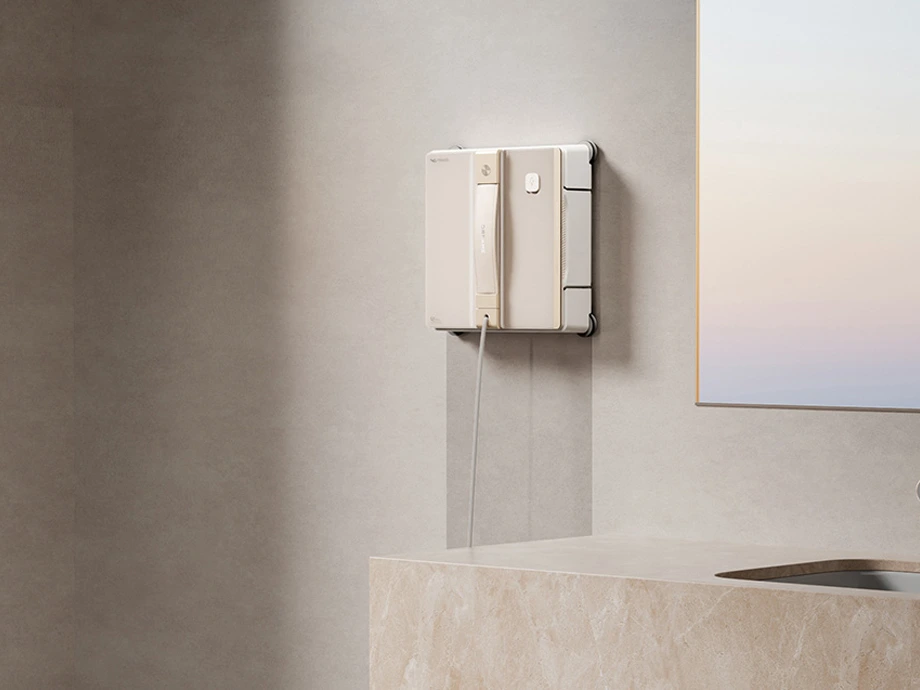 Робот-пральна машина, встановлена ​​на стіні над мармуровою стільницею з раковиною у ванній кімнаті