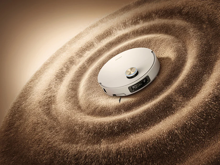 Робот-пилосос рухається по килиму, створюючи концентричні сліди на пилу