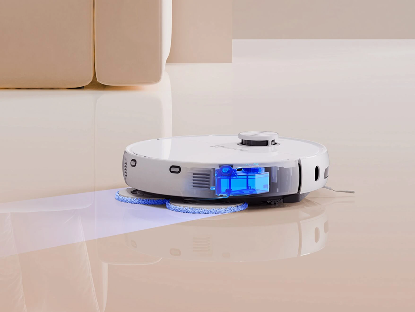 Робот-пилосос EZVIZ RS20 Pro миє підлогу. Зображення робота показує внутрішній резервуар для води.