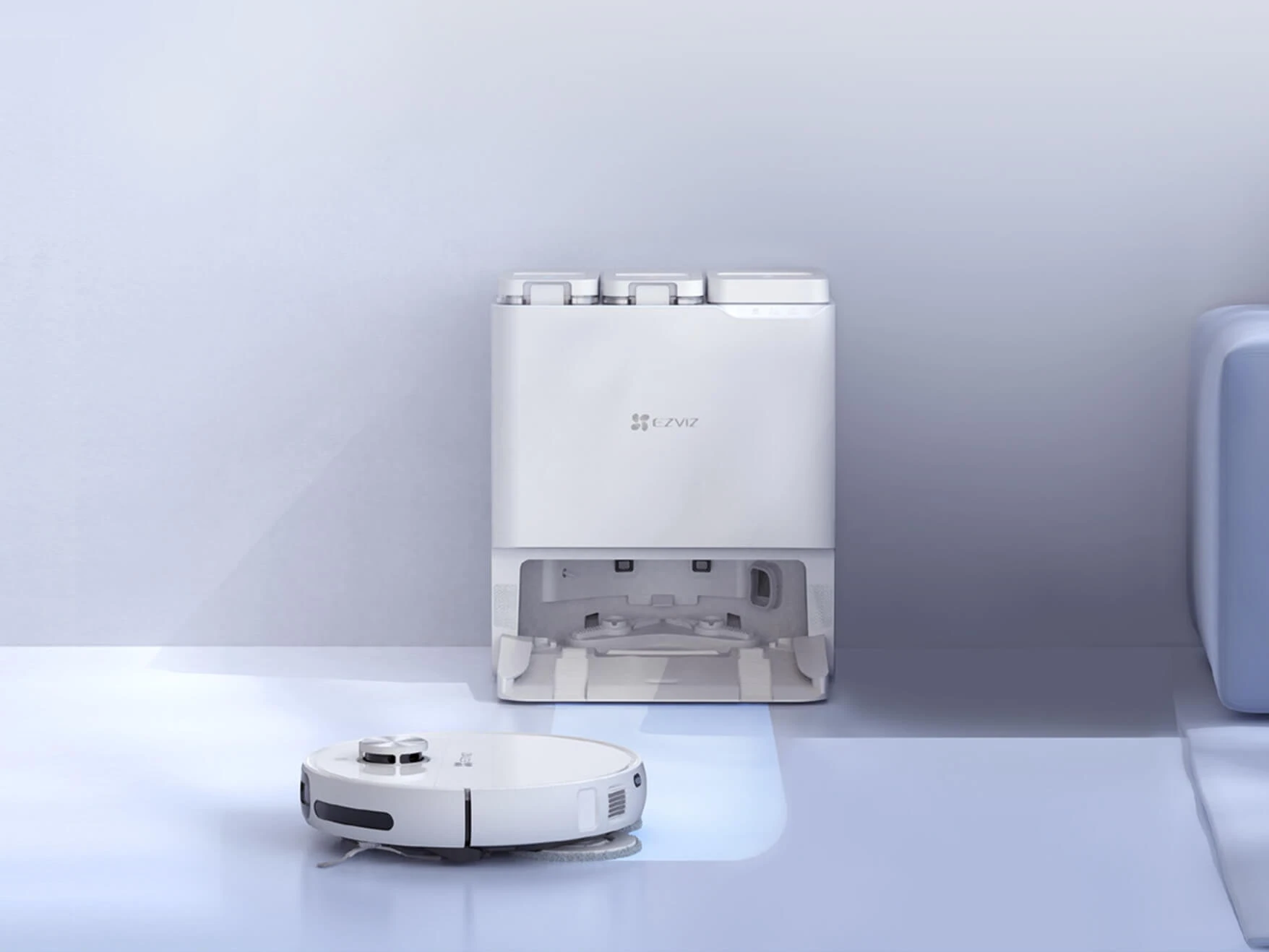 Робот-пилосос EZVIZ RS20 Max прибирає підлогу вдома. Док-станція робота знаходиться на задньому плані.