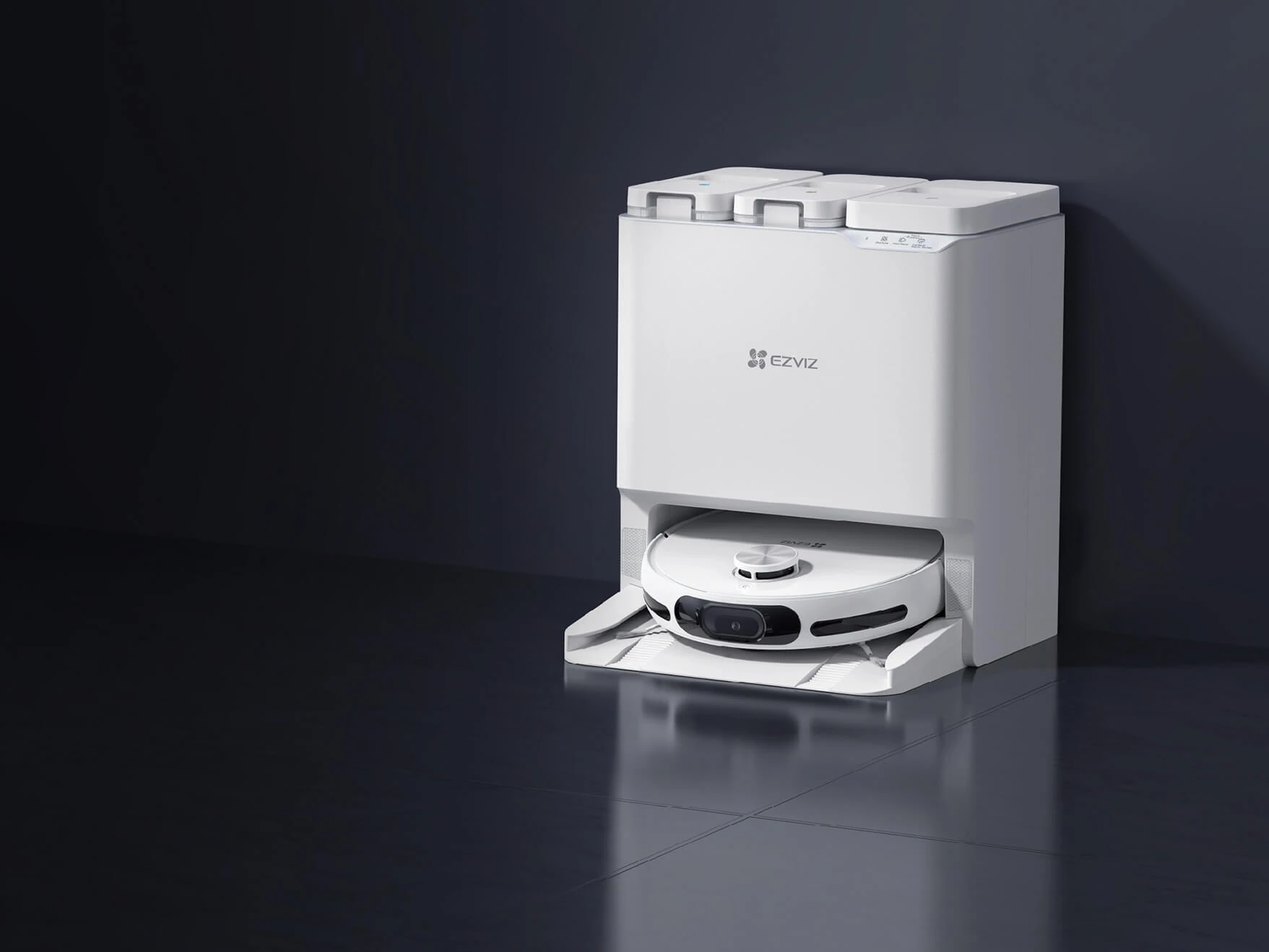 Робот-пилосос EZVIZ RS20 Pro у темній, блискучій кімнаті.