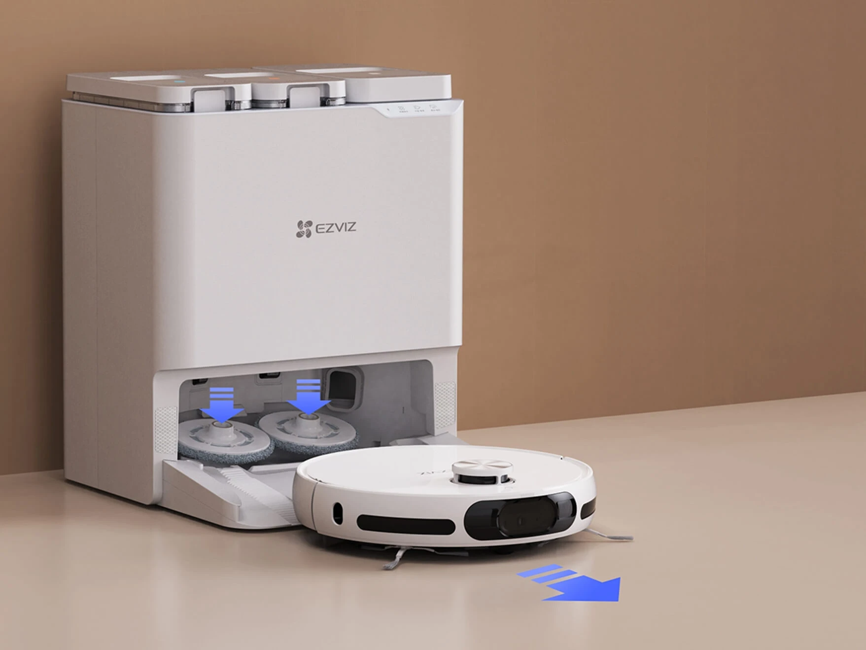 Робот-пилосос EZVIZ RS20 Pro виходить з док-станції. Стрілки вказують на рух робота, а губки для миття підлоги від’єднані від док-станції.