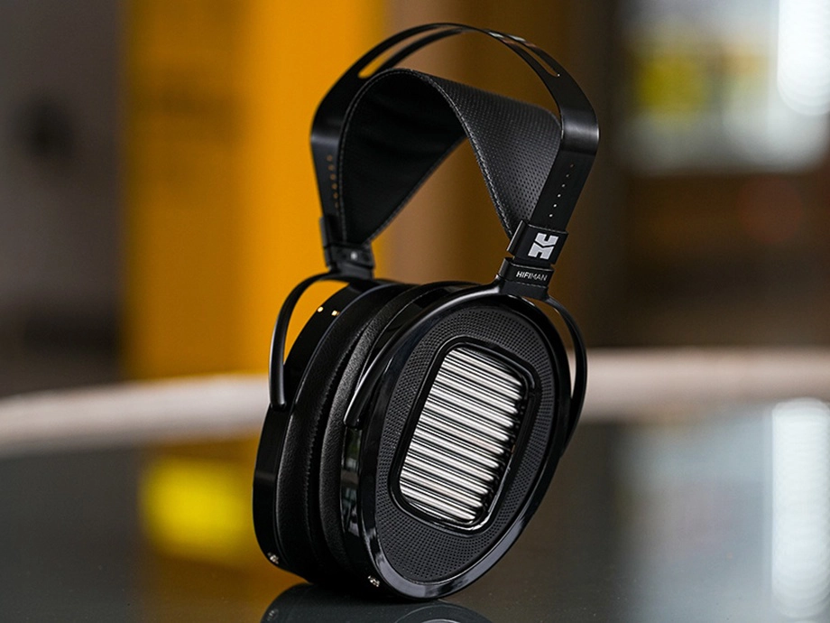 HiFiMAN Arya представив навушники на столі