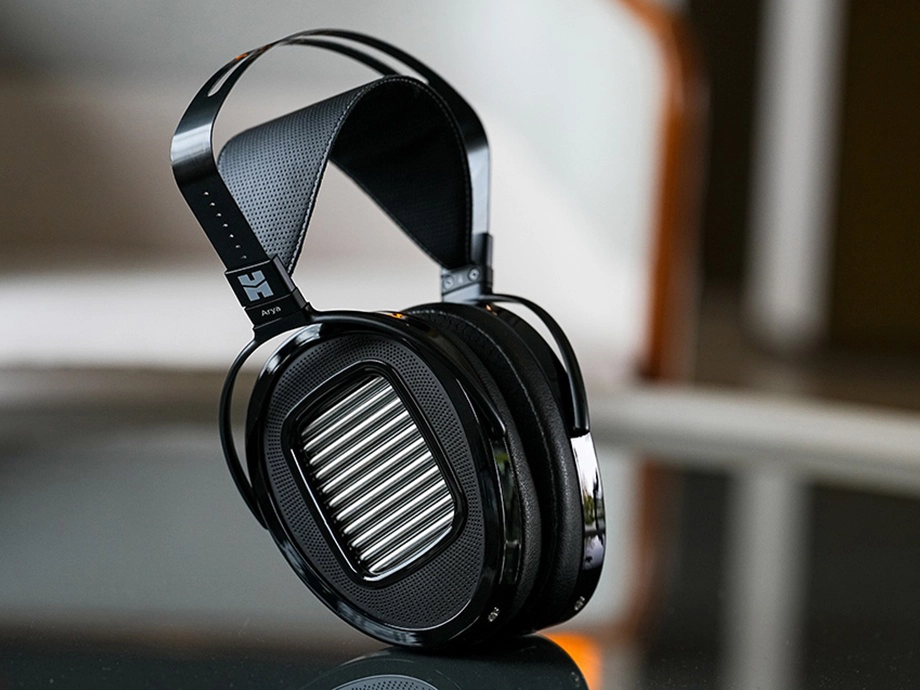 HiFiMAN Arya представила планарні навушники в нахиленому положенні