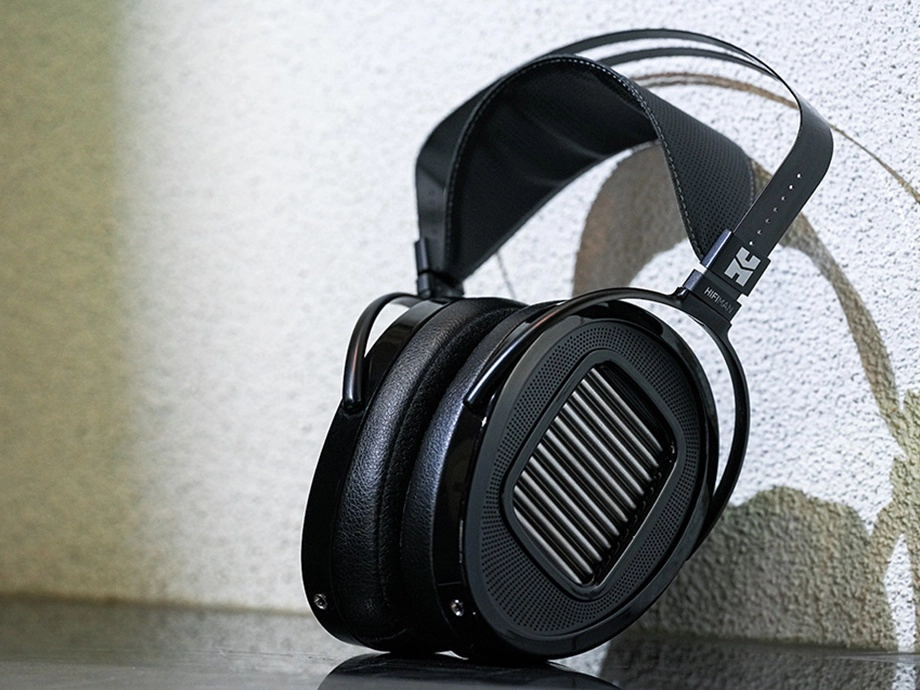 HiFiMAN Arya представив навушники, притулені до стіни