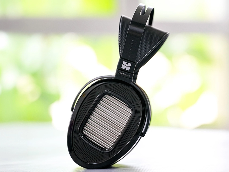 HiFiMAN Arya представив навушники на світлому фоні
