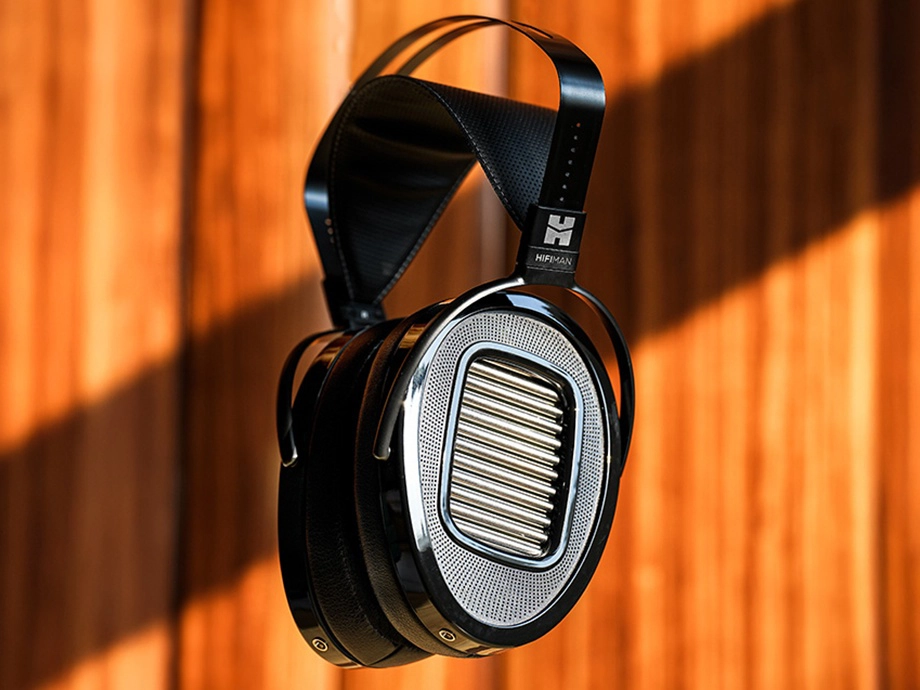 HiFiMAN Arya представив навушники на тлі помаранчевого дерева