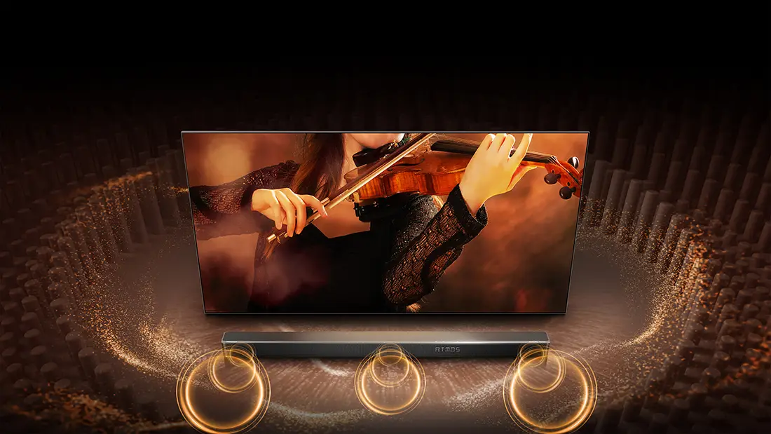 Ekran z kobietą grającą na skrzypcach, poniżej soundbar z efektem dźwięku przestrzennego.