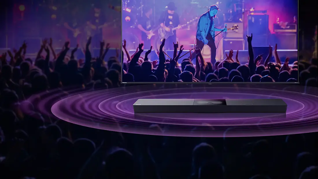 Саундбар HS2000, розміщений перед концертним екраном, оточений фіолетовими звуковими хвилями.