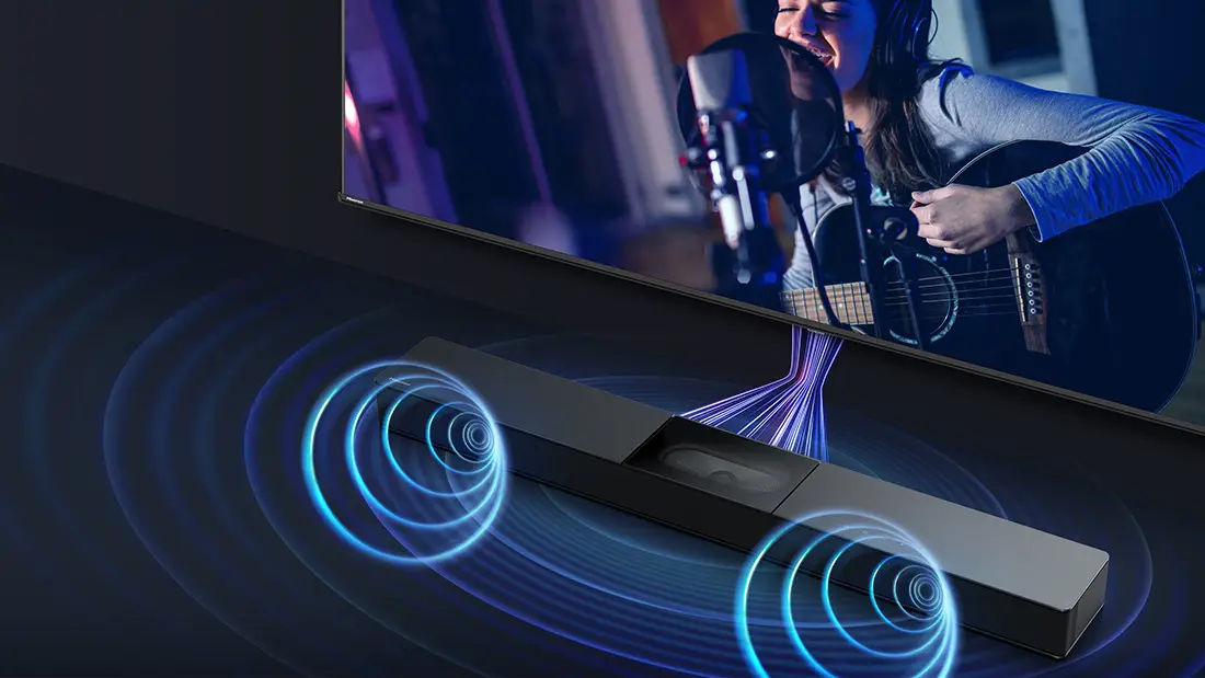 Саундбар HS2000 зі звуковими ефектами, розміщений під телевізором, зі співаком на задньому плані.