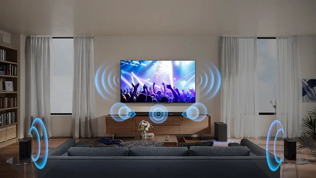 Вітальня з настінним телевізором, саундбаром та звуковими ефектами. Диван навпроти.