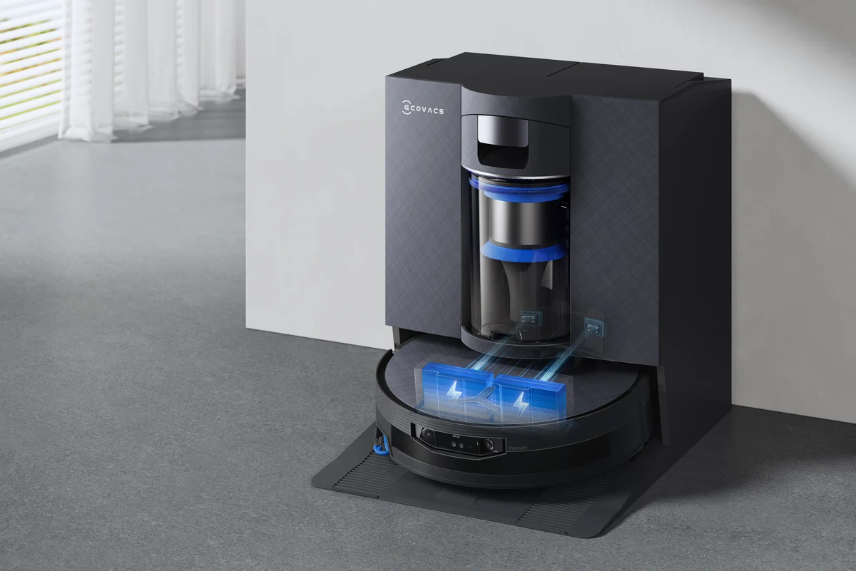 Станція Omni очищає валик для миття підлоги робота Deebot X12 OmniCyclone після прибирання, візуалізуючи потік води.