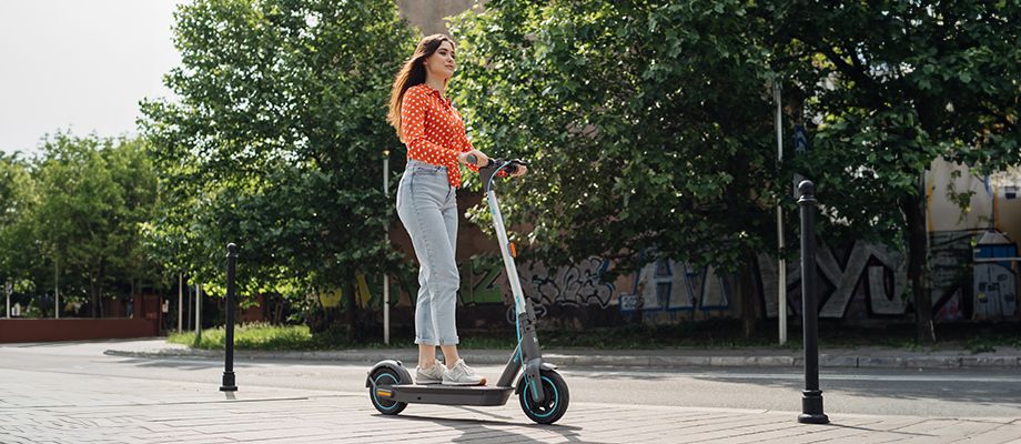 Вигляд самоката Scooty 10 Gen5 у складеному вигляді, готового до транспортування.