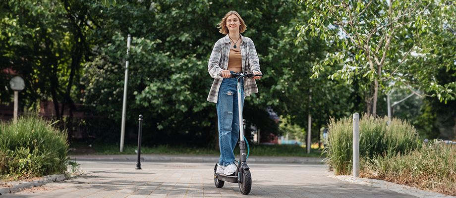 Widok złożonej i przygotowanej do transportu hulajnogi Scooty 10 Lite Gen5