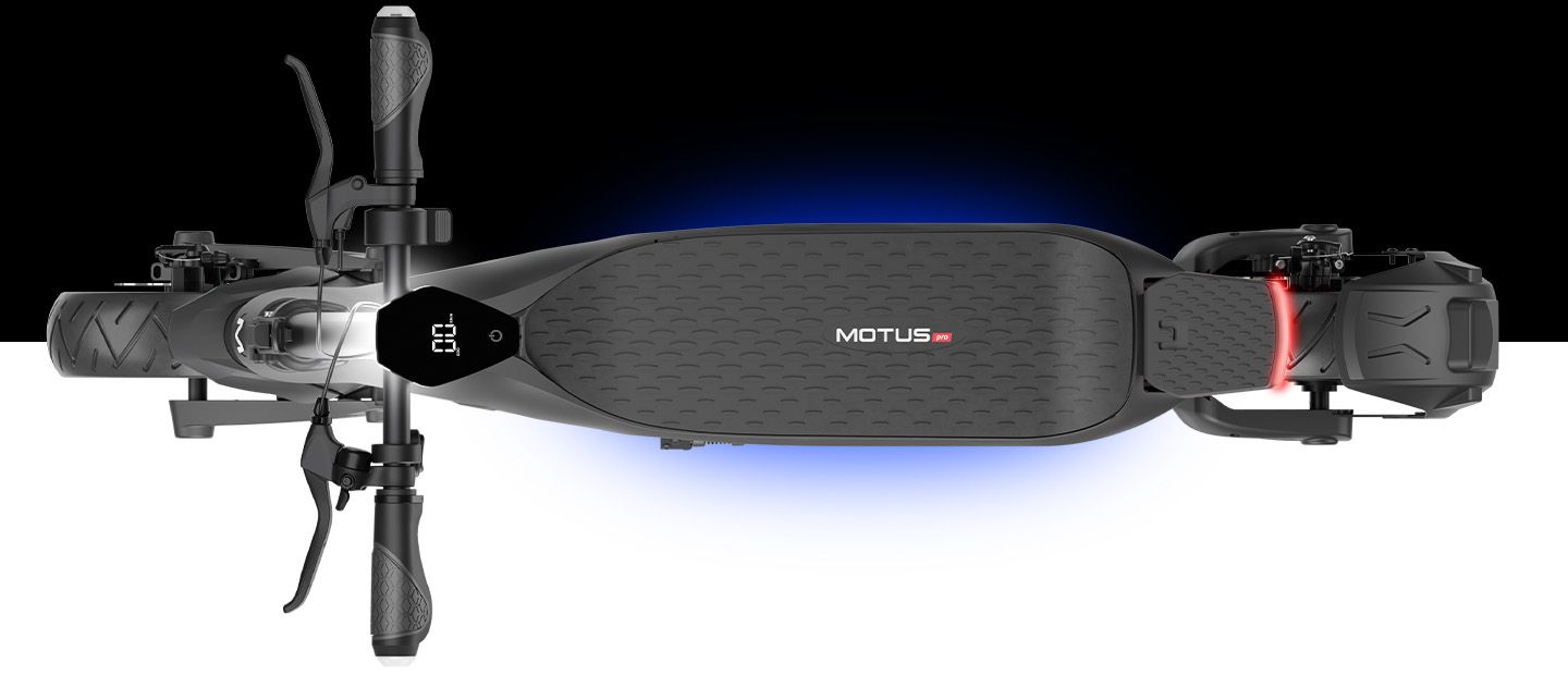 Скутер показаний зверху, вид з палуби