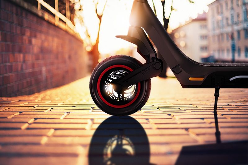 Скутер на тлі призахідного сонця