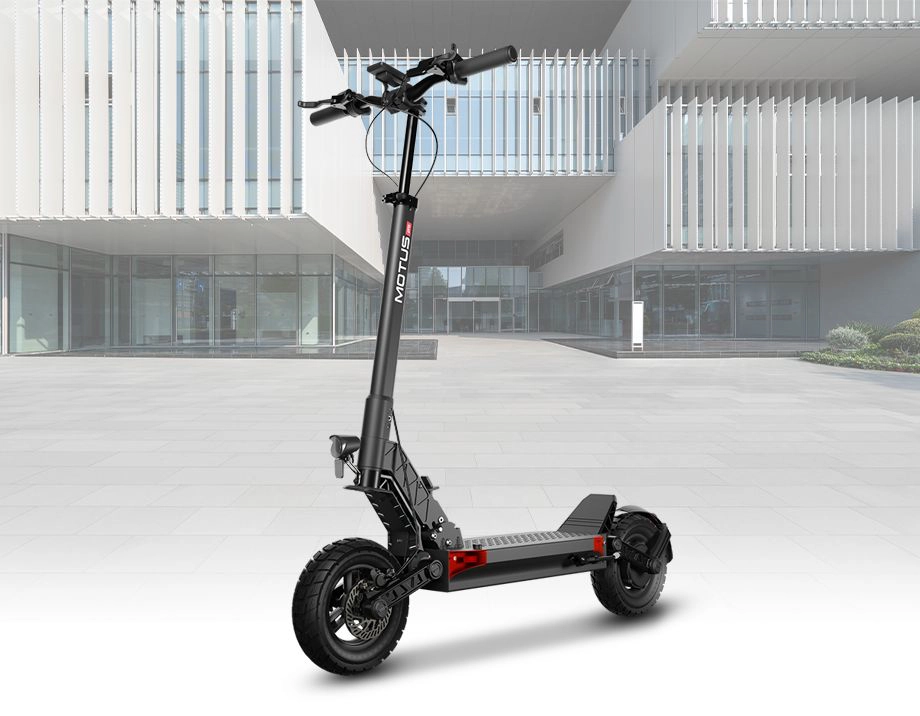 Hulajnoga Pro10 na tle budynków biurowych