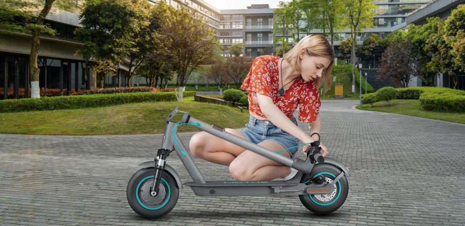 Dziewczyna na hulajnodze