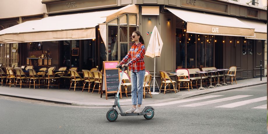 Dziewczyna na hulajnodze