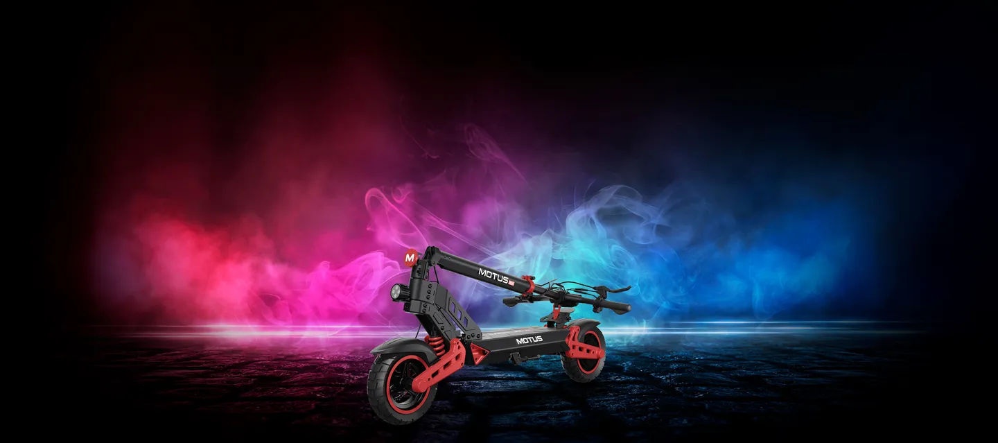 Складений скутер у хмарах кольорового диму