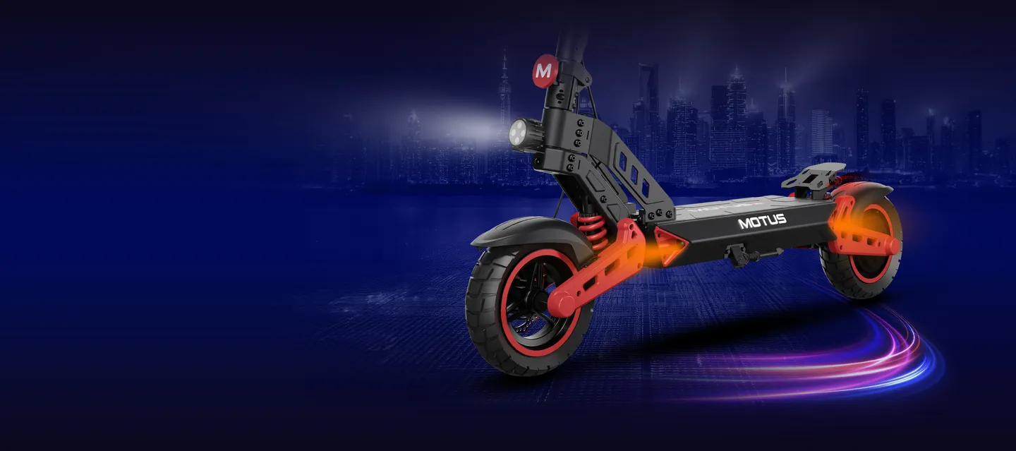 Передня частина скутера з увімкненим світлом