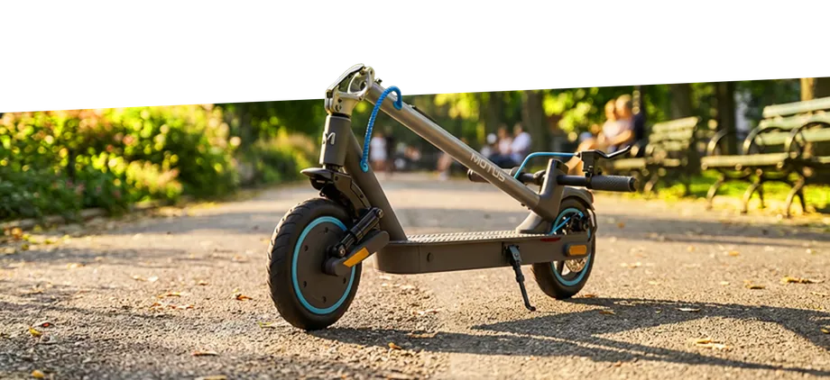 Зібраний самокат Scooty 10 Elite на парковій доріжці