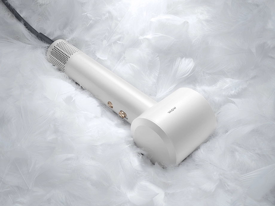 Білий фен MOVA лежить на білому хутрі