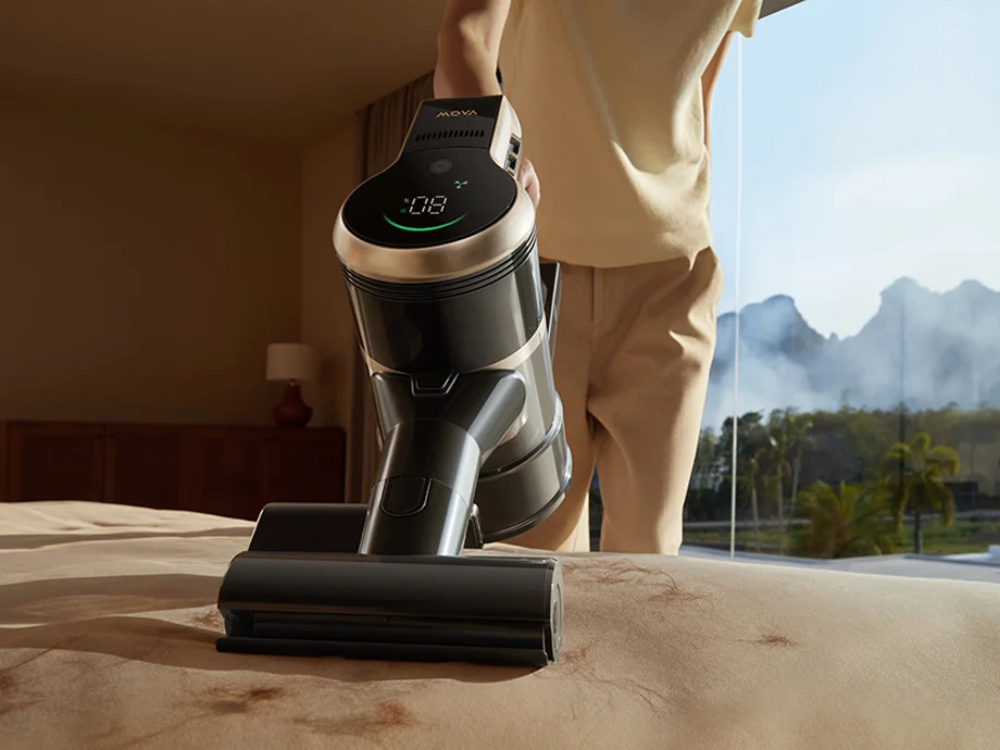 чоловік пилососить матрац бездротовим пилососом