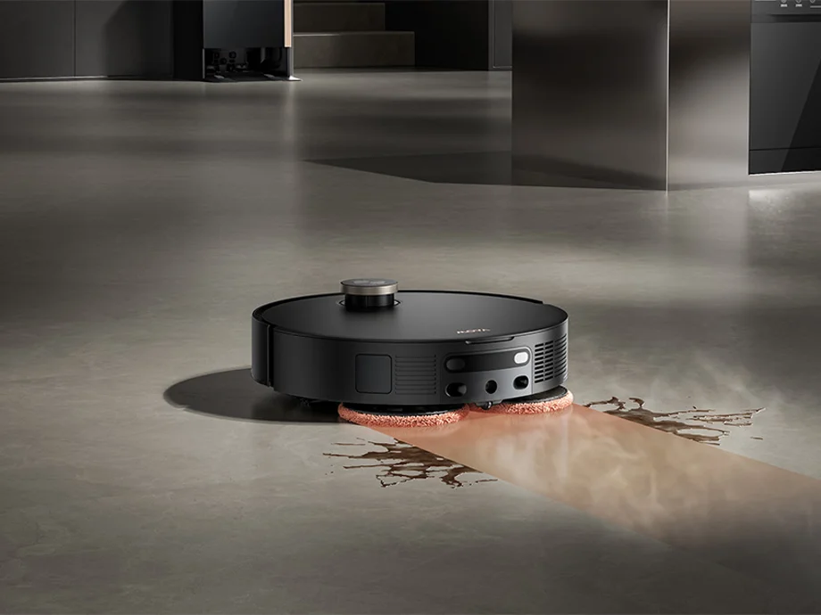 Робот-прибиральник видаляє розлиту рідину з підлоги за допомогою двох обертових губок для миття підлоги.