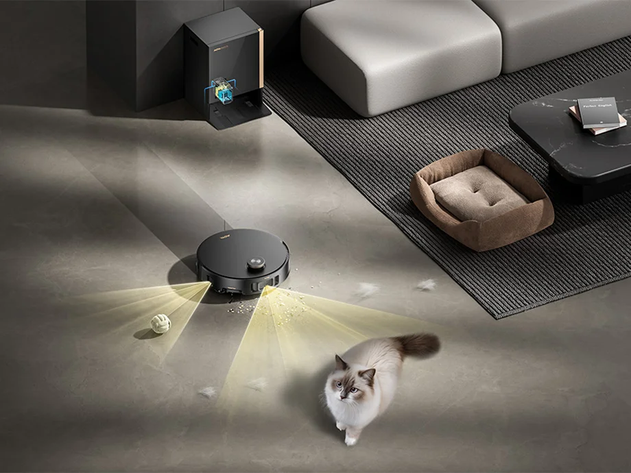 Робот-прибиральник уникає кота та розкиданих крихт на підлозі вітальні.