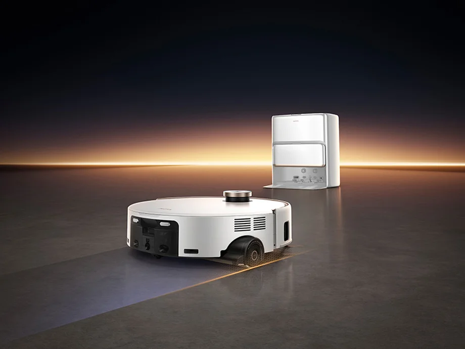 Робот-прибиральник прямує до білої док-станції