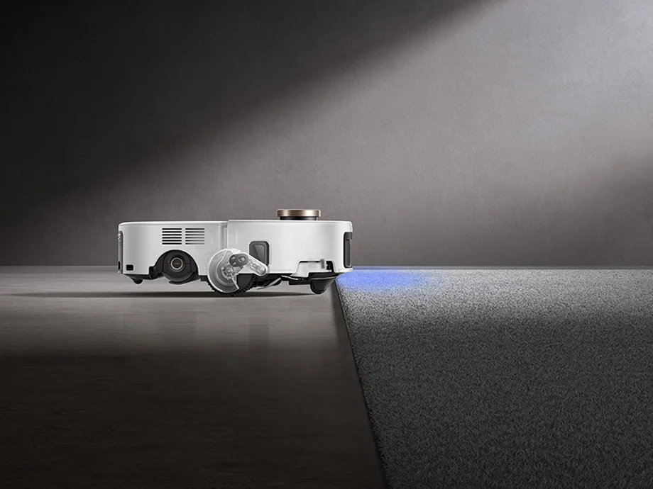 Робот-прибиральник долає межу між твердою підлогою та килимом