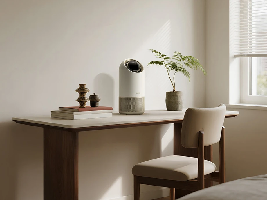 Очисник повітря MOVA на столі у світлій кімнаті