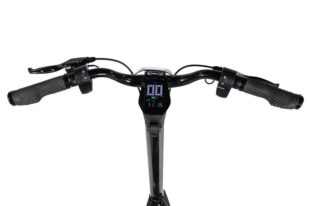 Кермо скутера з розкльошеннями та спідометром, вид зверху.