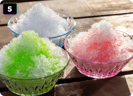 Змішаний десерт з подрібненого льоду та соку у трьох різних смаках.