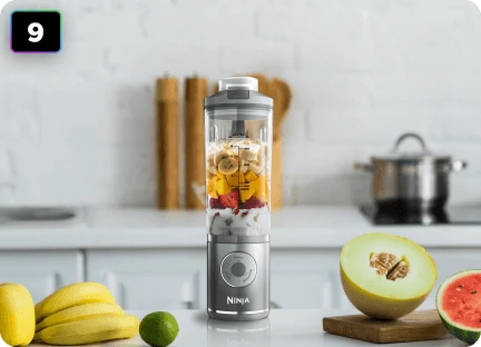 Блендер Ninja Blast Max BC251EU на кухонній стільниці в оточенні фруктів
