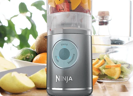 Блендер Ninja Blast Max BC251EU на кухонній стільниці – крупний план нижньої частини пристрою