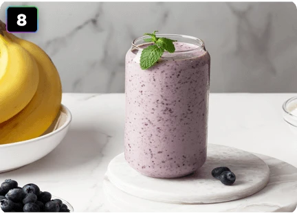 Фіолетовий змішаний ягідний напій з листям м'яти на кухонному столі