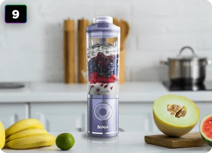 Блендер Ninja Blast Max BC251EU на кухонній стільниці в оточенні фруктів